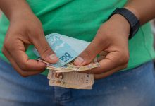 Tem benefício do governo que pode ser pago no Caixa Tem para muitos brasileiros, mas há quem não conheça.