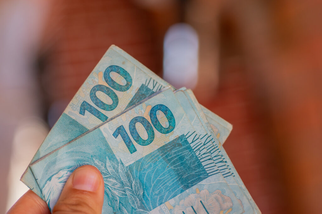 Uma bolsa financeira pública pode ser a saída para trazer pouco mais de alívio no seu mês; veja do que se trata e quem pode receber.