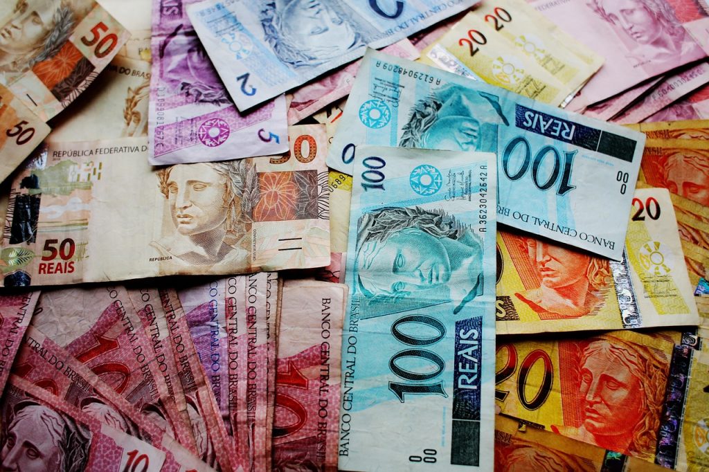 Dinheiro esquecido no bando parece mentira, mas tem muito brasileiro que não faz ideia dos valores que estão parados em conta.