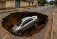 Não era apenas um buraco! Um carro foi engolido por uma cratera no Brasil e o motorista recebeu uma grande indenização.