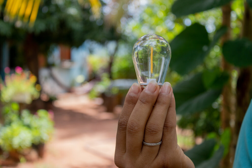 Os fios de energia elétrica ainda são alvos para criminosos, ao ponto de afetar a distribuição de luz em toda uma cidade; o caso ocorreu.