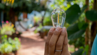 Os fios de energia elétrica ainda são alvos para criminosos, ao ponto de afetar a distribuição de luz em toda uma cidade; o caso ocorreu.