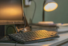 O ensino a distância se popularizou abertamente nos últimos anos, mesmo não sendo uma novidade. Ações atuais devem frear o avanço dessa modalidade no ensino superior.