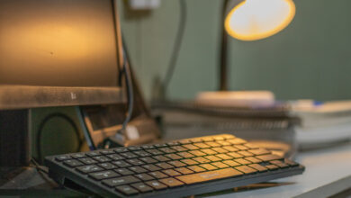 O ensino a distância se popularizou abertamente nos últimos anos, mesmo não sendo uma novidade. Ações atuais devem frear o avanço dessa modalidade no ensino superior.