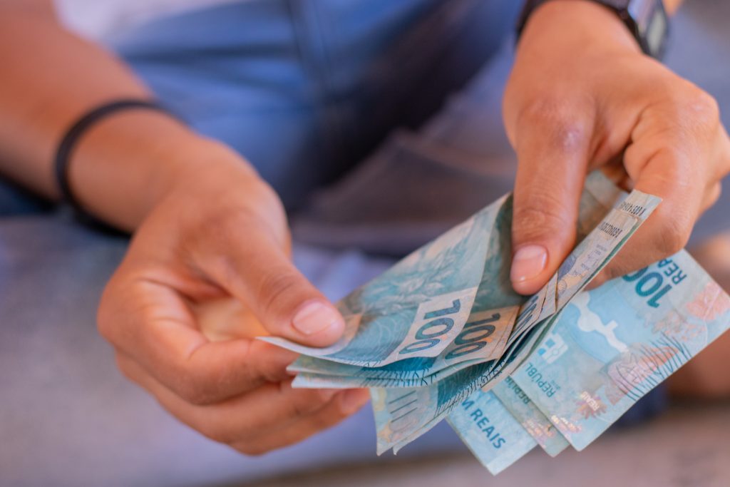 Um benefício para os brasileiros pode ajudar a salvar o seu mês; veja como funciona e quem pode receber.