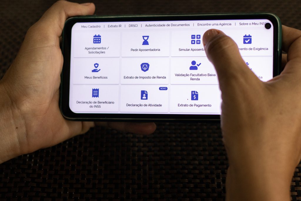 A restituição do Imposto de Renda já está programada e tem dinheiro chegando em forma de Pix para milhões de brasileiros.