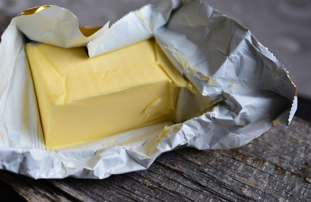 Imagina fazer uma manteiga saborosa em casa e utilizando apenas 2 ingrediente simples. Isso realmente é possível e foi feito; aprenda como.