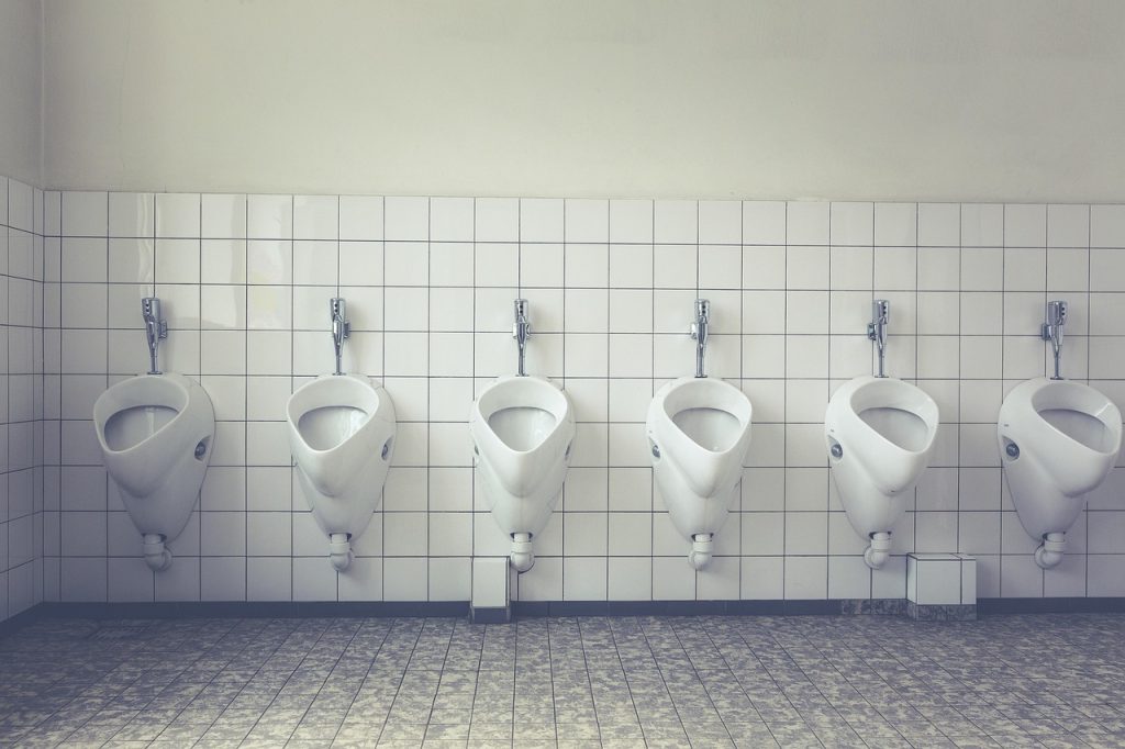 Xixi no banho pode ser uma prática comum entre quase todos, mas esconde um detalhe que ninguém conhecia até então; descubra mais.