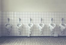 Xixi no banho pode ser uma prática comum entre quase todos, mas esconde um detalhe que ninguém conhecia até então; descubra mais.