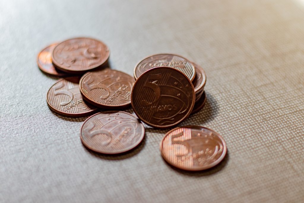 Brasileiros contam com novo salário mínimo em vigor, mas a realidade pode ser frustrante para muitos trabalhador; veja o que está acontecendo e por quê.