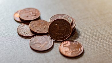 Brasileiros contam com novo salário mínimo em vigor, mas a realidade pode ser frustrante para muitos trabalhador; veja o que está acontecendo e por quê.