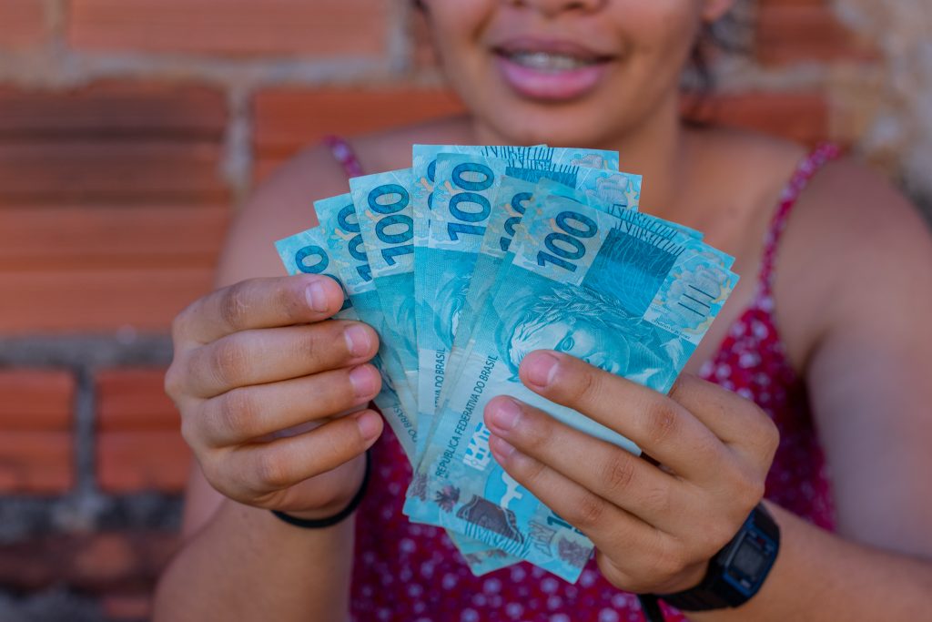 Governo muda cálculo e salário mínimo surpreende o país de várias maneiras diferentes; veja como funcionará a partir de agora.