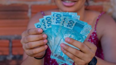 Governo muda cálculo e salário mínimo surpreende o país de várias maneiras diferentes; veja como funcionará a partir de agora.