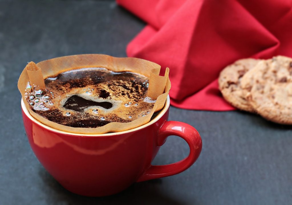 O tempo que você passa na mesa agora custa mais que o próprio café; entenda o que está acontecendo e como evitar os gastos a mais.