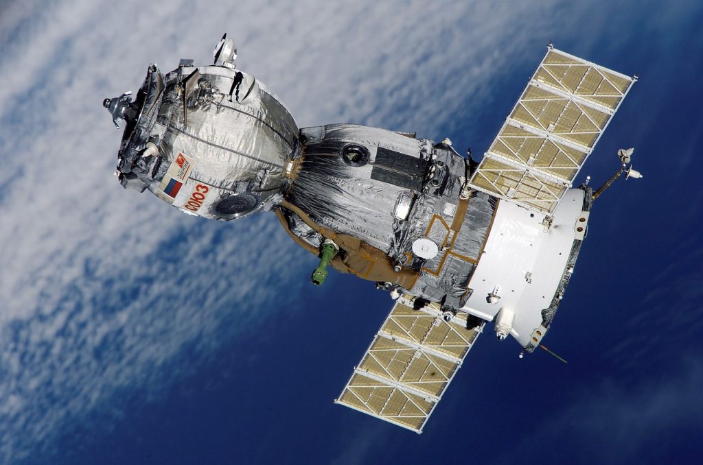 Objeto espacial pode cair na Terra em maio, entenda Imagem de WikiImages por Pixabay