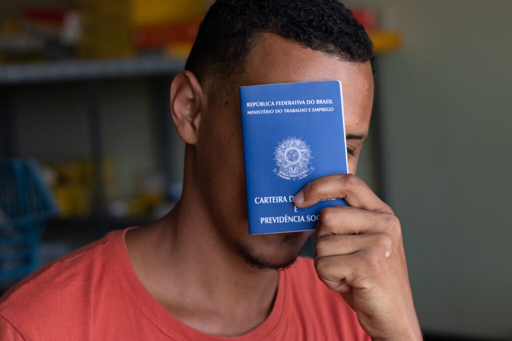Trabalhar demais é um questão de saúde pública e pode, de verdade, mudar as características do seu cérebro; descubra o que ocorre.