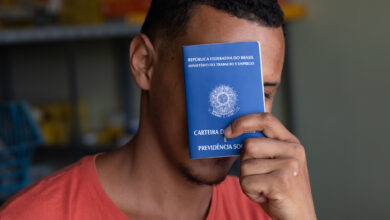 Trabalhar demais é um questão de saúde pública e pode, de verdade, mudar as características do seu cérebro; descubra o que ocorre.