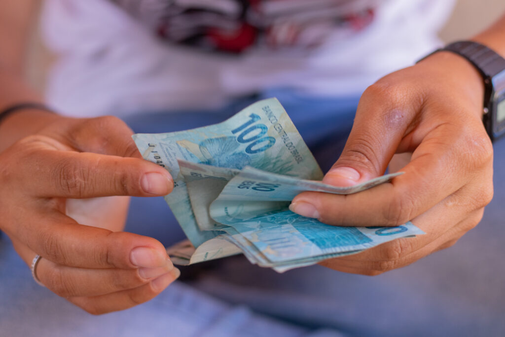Quer ganhar em dólar? Veja uma nova oportunidade que permite você até mesmo trabalhar de casa e ganhar bem mais do que poderia se fosse em reais.