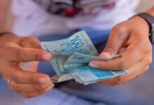 Quer ganhar em dólar? Veja uma nova oportunidade que permite você até mesmo trabalhar de casa e ganhar bem mais do que poderia se fosse em reais.