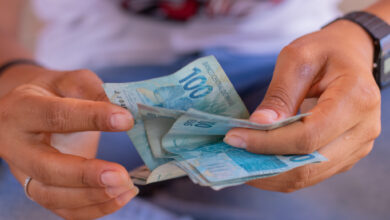 Quer ganhar em dólar? Veja uma nova oportunidade que permite você até mesmo trabalhar de casa e ganhar bem mais do que poderia se fosse em reais.